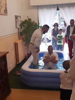 Immersione nelle acque battesimali del Fratello Elia