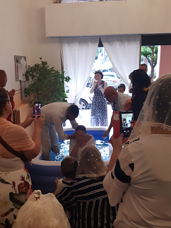 Immersione nelle acque battesimali della Sorella Stefania