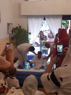 Immersione nelle acque battesimali del Fratello Roberto