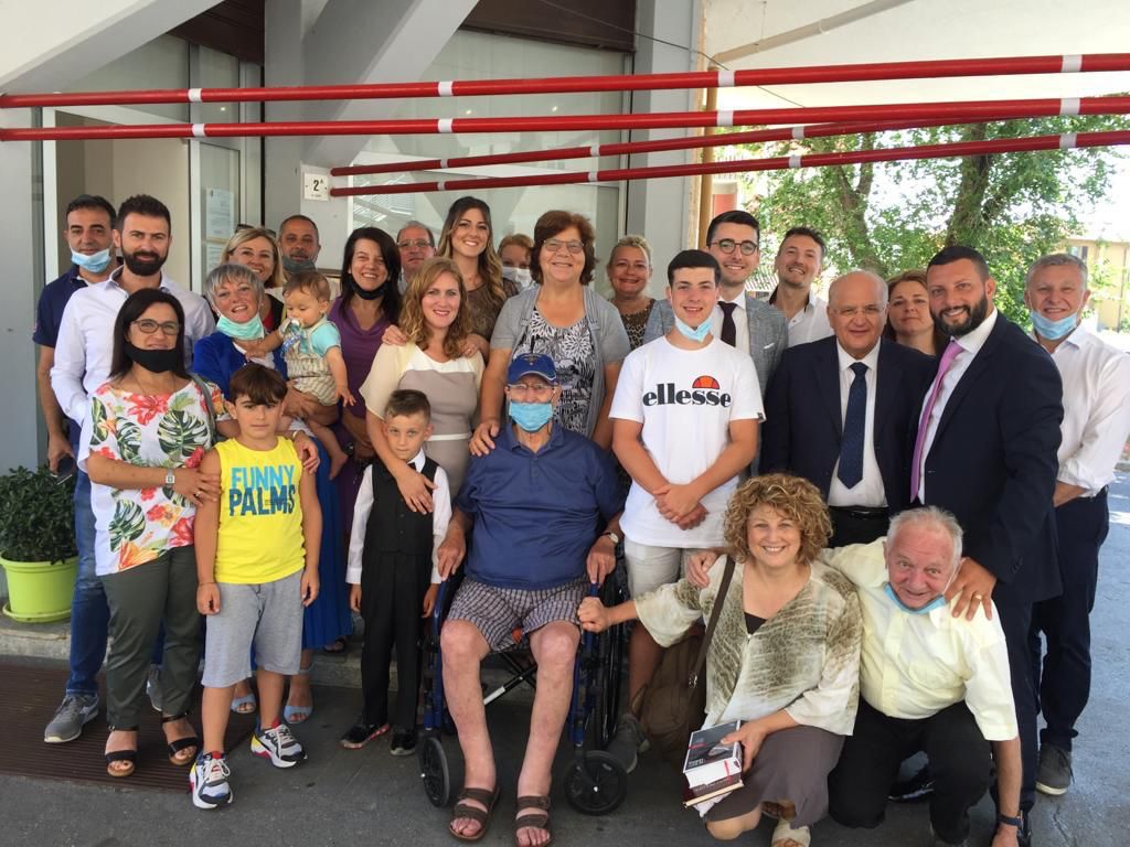 Foto di gruppo con i Pastori Michele Sacco e Yari Rizzuto